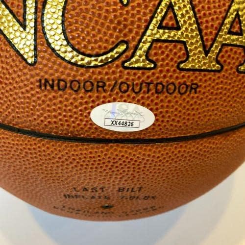 Джон Вуден от Калифорнийския университет в Лос Анджелис подписа на Уилсън Официален баскетбольным клуб NCAA